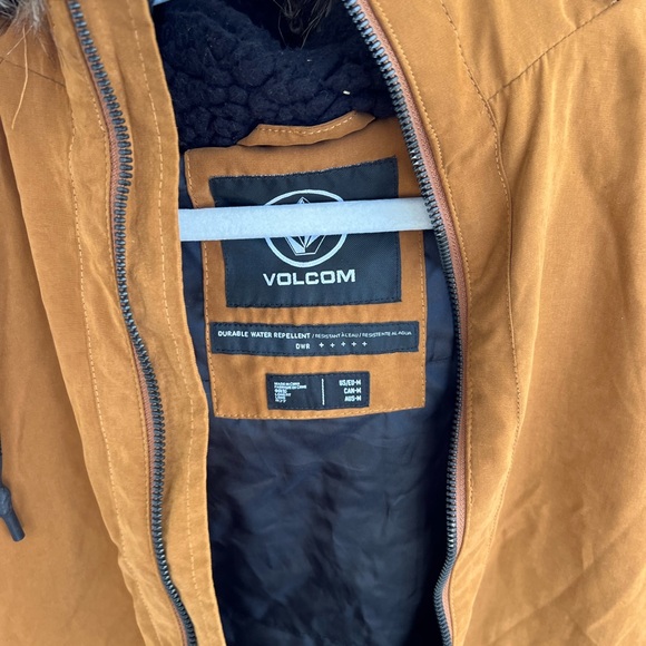 Volcom women’s Medium Vest with detatchable fur hood - Picture 4 of 5